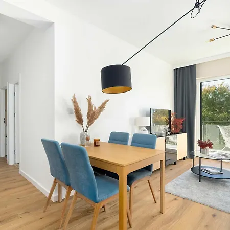 Spacious In With Desks And Parking By Renters Poznań