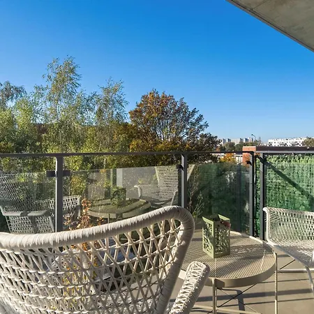 Spacious In With Desks And Parking By Renters Poznań