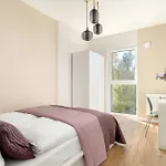 Spacious In With Desks And Parking By Renters Apartmán *