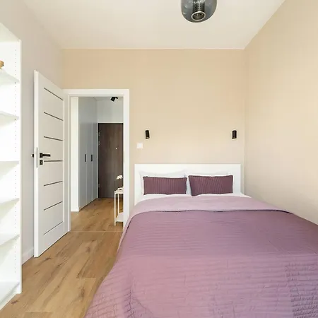 Spacious In With Desks And Parking By Renters Διαμέρισμα Πόζναν