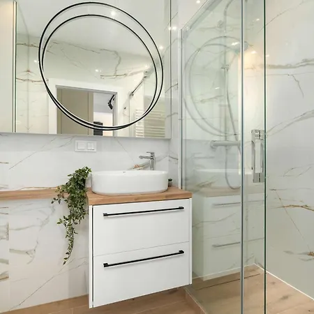 Spacious In With Desks And Parking By Renters ポズナン