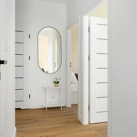 Spacious In With Desks And Parking By Renters * Πόζναν