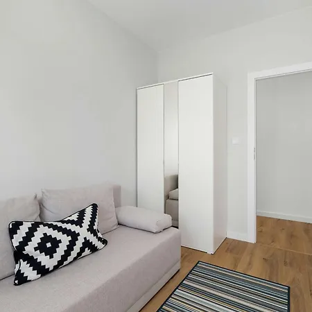 Spacious In With Desks And Parking By Renters