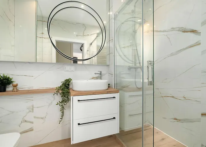 Spacious In With Desks And Parking By Renters 波兹南