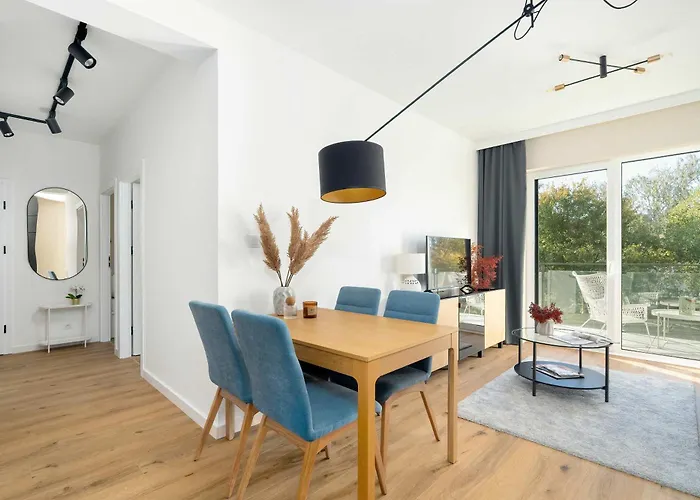 Spacious In With Desks And Parking By Renters 波兹南