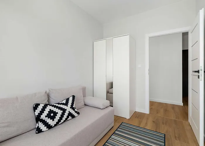 Spacious In With Desks And Parking By Renters